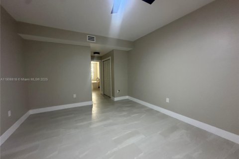 Снять в аренду кондоминиум в Майами-Лейкс, Флорида 3 спальни, 141.68м2, № 1963284 - фото 5