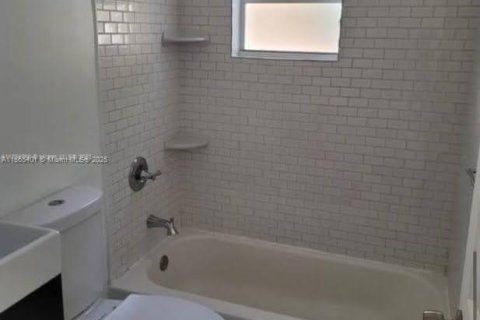 House in Miami, Florida 5 bedrooms, 179.49 sq.m. № 1892935 - photo 17