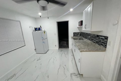 House in Miami, Florida 5 bedrooms, 179.49 sq.m. № 1892935 - photo 5