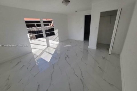 Casa en venta en Miami, Florida, 5 dormitorios, 179.49 m2 № 1892935 - foto 30