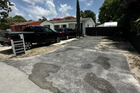 House in Miami, Florida 5 bedrooms, 179.49 sq.m. № 1892935 - photo 2
