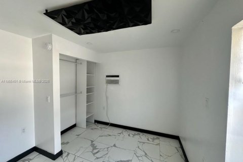 House in Miami, Florida 5 bedrooms, 179.49 sq.m. № 1892935 - photo 7