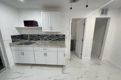 House in Miami, Florida 5 bedrooms, 179.49 sq.m. № 1892935 - photo 4