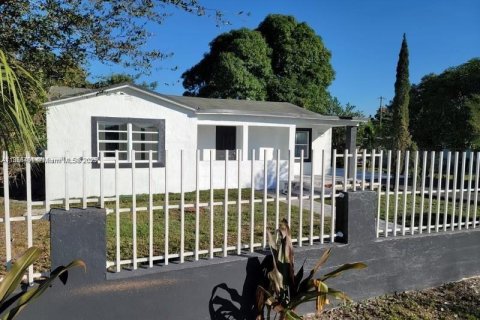 House in Miami, Florida 5 bedrooms, 179.49 sq.m. № 1892935 - photo 1
