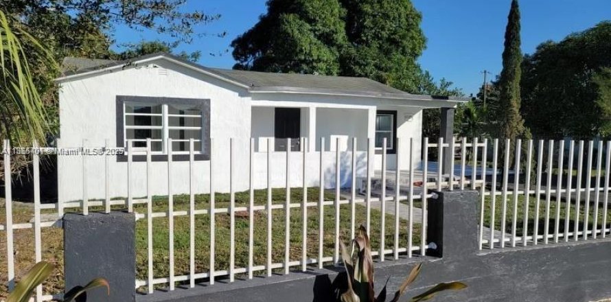 House in Miami, Florida 5 bedrooms, 179.49 sq.m. № 1892935