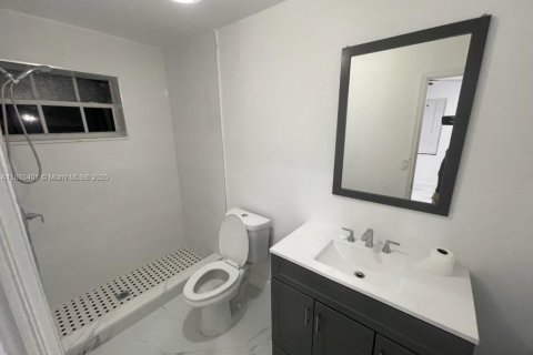 House in Miami, Florida 5 bedrooms, 179.49 sq.m. № 1892935 - photo 6