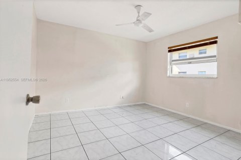 Condo in Lauderdale Lakes, Florida, 2 bedrooms № 2054441 - photo 23