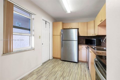 Condo in Lauderdale Lakes, Florida, 2 bedrooms № 2054441 - photo 9