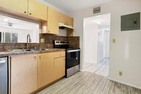 Condo in Lauderdale Lakes, Florida, 2 bedrooms № 2054441 - photo 7