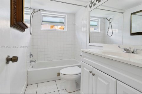 Condo in Lauderdale Lakes, Florida, 2 bedrooms № 2054441 - photo 27