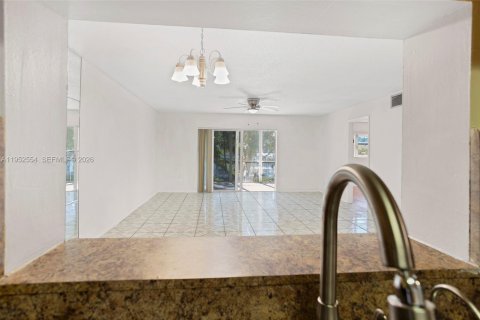 Condo in Lauderdale Lakes, Florida, 2 bedrooms № 2054441 - photo 11