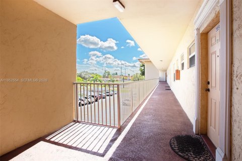 Condo in Lauderdale Lakes, Florida, 2 bedrooms № 2054441 - photo 5