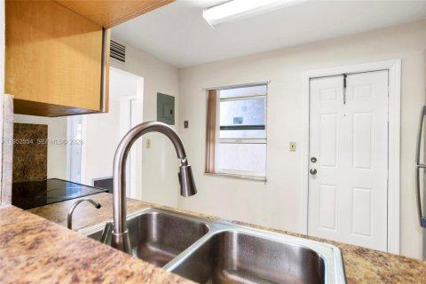 Condo in Lauderdale Lakes, Florida, 2 bedrooms № 2054441 - photo 10