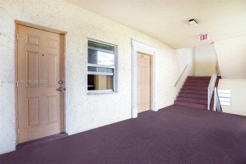 Condo in Lauderdale Lakes, Florida, 2 bedrooms № 2054441 - photo 4