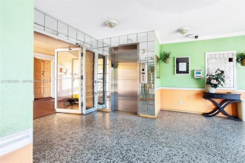 Condo in Lauderdale Lakes, Florida, 2 bedrooms № 2054441 - photo 2