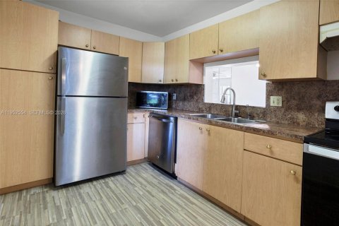 Condo in Lauderdale Lakes, Florida, 2 bedrooms № 2054441 - photo 6