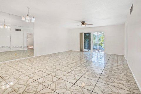 Condo in Lauderdale Lakes, Florida, 2 bedrooms № 2054441 - photo 13