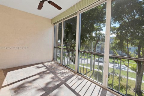 Condo in Lauderdale Lakes, Florida, 2 bedrooms № 2054441 - photo 30