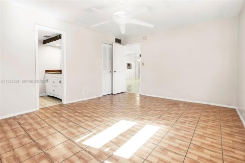 Condo in Lauderdale Lakes, Florida, 2 bedrooms № 2054441 - photo 18