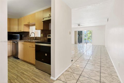 Condo in Lauderdale Lakes, Florida, 2 bedrooms № 2054441 - photo 12