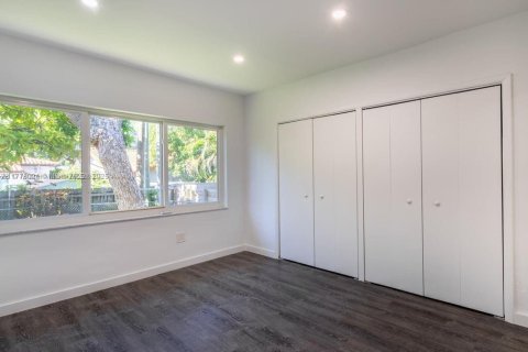 Casa en alquiler en Miami, Florida, 3 dormitorios, 149.11 m2 № 1770574 - foto 13