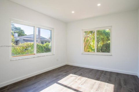 Casa en alquiler en Miami, Florida, 3 dormitorios, 149.11 m2 № 1770574 - foto 3
