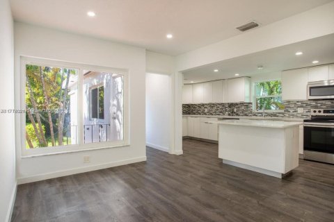 Casa en alquiler en Miami, Florida, 3 dormitorios, 149.11 m2 № 1770574 - foto 6