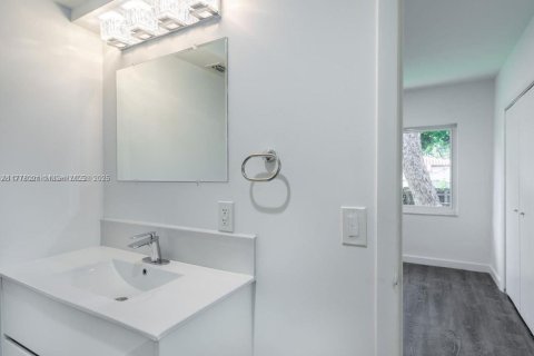 Casa en alquiler en Miami, Florida, 3 dormitorios, 149.11 m2 № 1770574 - foto 16