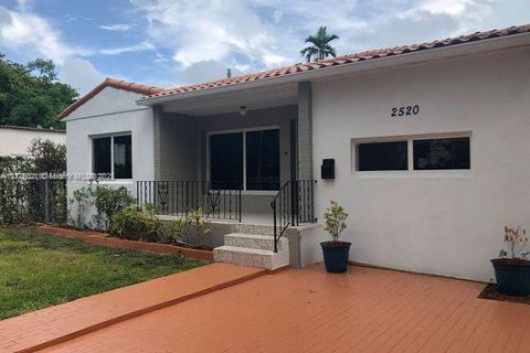 Casa en alquiler en Miami, Florida, 3 dormitorios, 149.11 m2 № 1770574 - foto 1