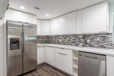 Casa en alquiler en Miami, Florida, 3 dormitorios, 149.11 m2 № 1770574 - foto 9