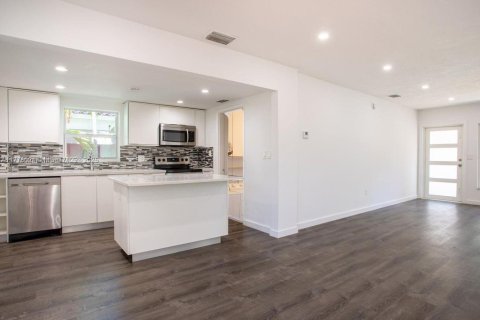 Casa en alquiler en Miami, Florida, 3 dormitorios, 149.11 m2 № 1770574 - foto 7