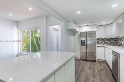 Casa en alquiler en Miami, Florida, 3 dormitorios, 149.11 m2 № 1770574 - foto 12