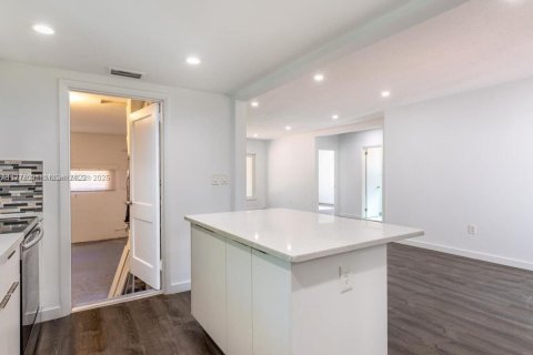 Casa en alquiler en Miami, Florida, 3 dormitorios, 149.11 m2 № 1770574 - foto 11