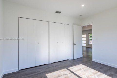 Casa en alquiler en Miami, Florida, 3 dormitorios, 149.11 m2 № 1770574 - foto 4