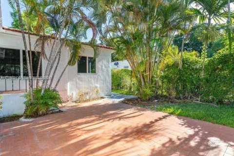 Casa en alquiler en Miami, Florida, 3 dormitorios, 149.11 m2 № 1770574 - foto 21