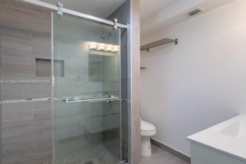 Casa en alquiler en Miami, Florida, 3 dormitorios, 149.11 m2 № 1770574 - foto 15