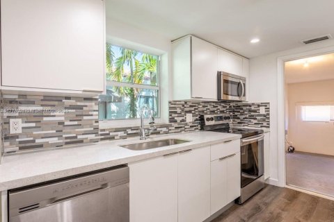 Casa en alquiler en Miami, Florida, 3 dormitorios, 149.11 m2 № 1770574 - foto 10