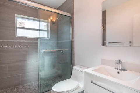 Casa en alquiler en Miami, Florida, 3 dormitorios, 149.11 m2 № 1770574 - foto 2