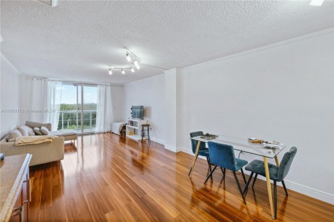 Condo in North Miami Beach, Florida, 1 bedroom  № 1860024 - photo 13