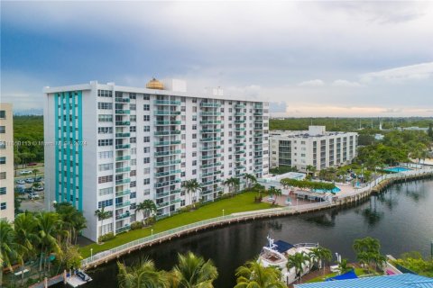 Condo in North Miami Beach, Florida, 1 bedroom  № 1860024 - photo 2