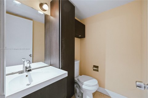 Condo in North Miami Beach, Florida, 1 bedroom  № 1860024 - photo 12