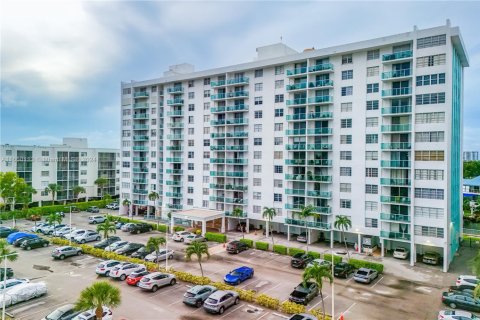 Condo in North Miami Beach, Florida, 1 bedroom  № 1860024 - photo 1