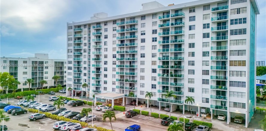 Condo in North Miami Beach, Florida, 1 bedroom № 1860024
