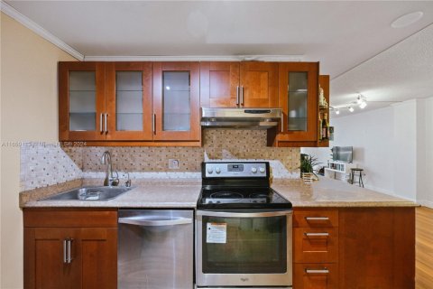 Condo in North Miami Beach, Florida, 1 bedroom  № 1860024 - photo 6