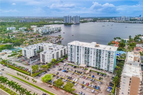Condo in North Miami Beach, Florida, 1 bedroom  № 1860024 - photo 3