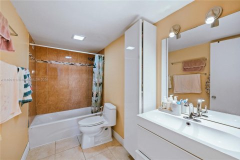 Condo in North Miami Beach, Florida, 1 bedroom  № 1860024 - photo 11