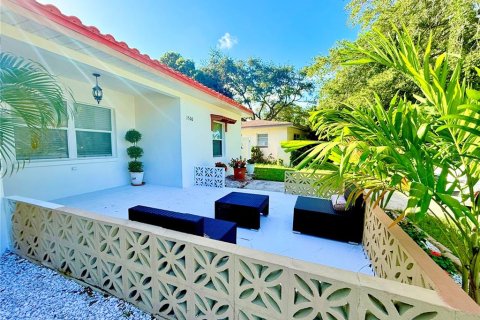 House in Saint Petersburg, Florida 3 bedrooms, 117.99 sq.m. № 2296514