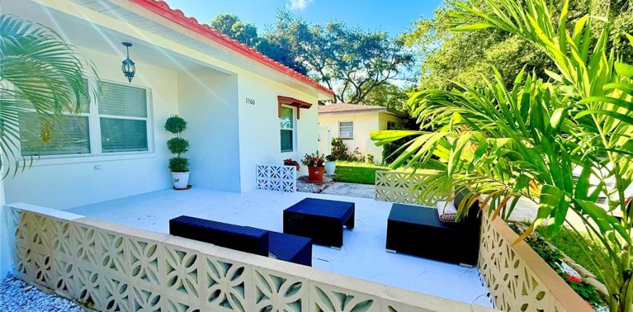 House in Saint Petersburg, Florida 3 bedrooms, 117.99 sq.m. № 2296514
