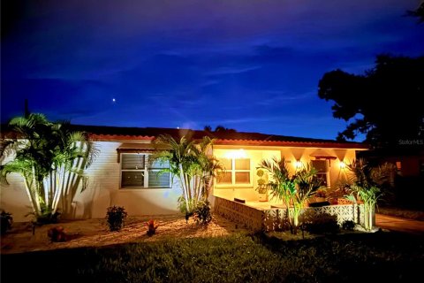 House in Saint Petersburg, Florida 3 bedrooms, 117.99 sq.m. № 2296514 - photo 27