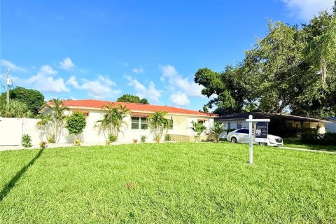 House in Saint Petersburg, Florida 3 bedrooms, 117.99 sq.m. № 2296514 - photo 2